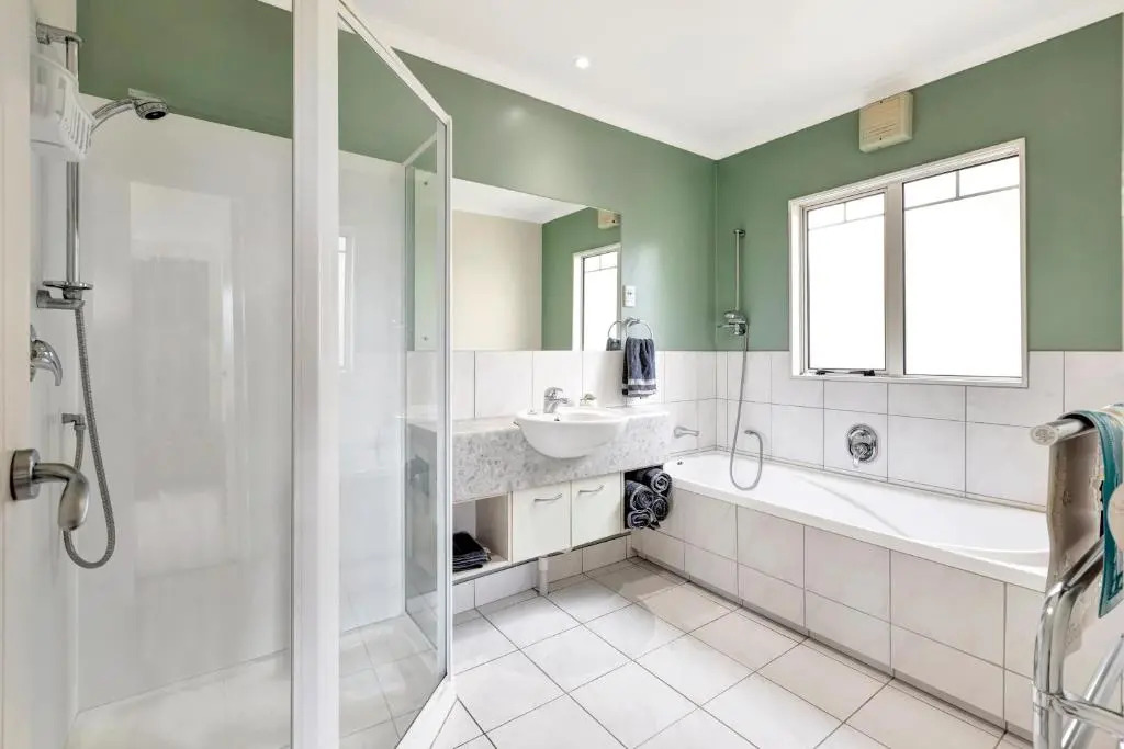 Cheerful 4 bedroom home with free parking.