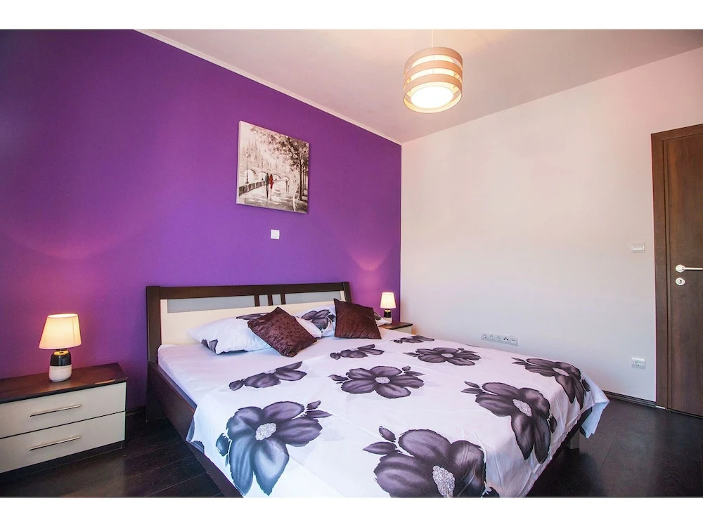 Modern 3 Bedroom Apartment, With 2 Bathrooms, Kitchen, Living Room and Airco