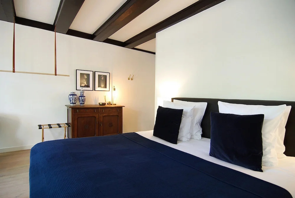 1637: Historic Canal View Suites