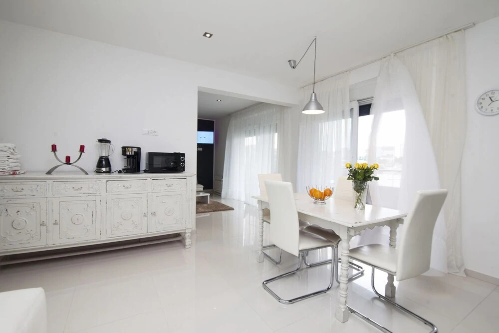 BASIC MANSION plus with swimming pool & free parking