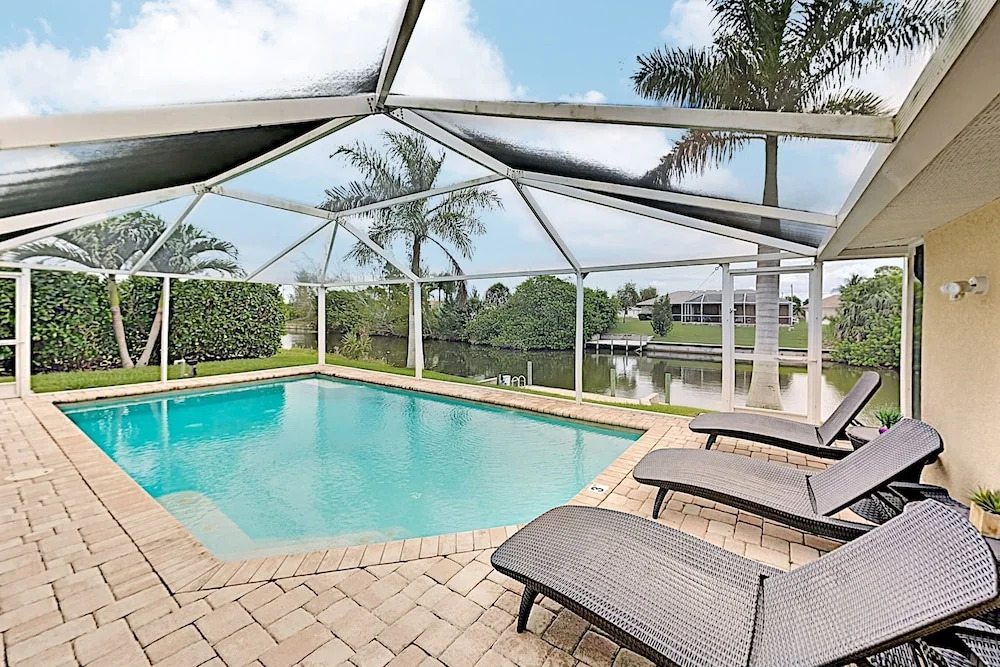 Tropical W/ Screened Lanai, Saltwater Pool 4 Bedroom Home