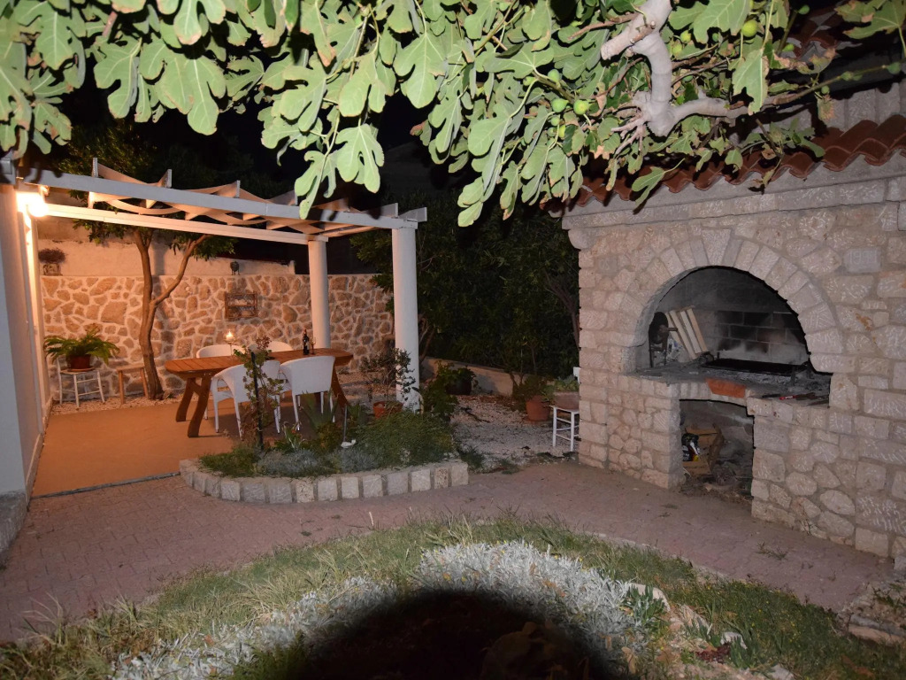 Comfortable Apartment With Balcony and Outdoor Kitchen