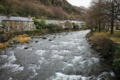 Bryn Dinas Camping Pods at the foot of Mt Snowdon