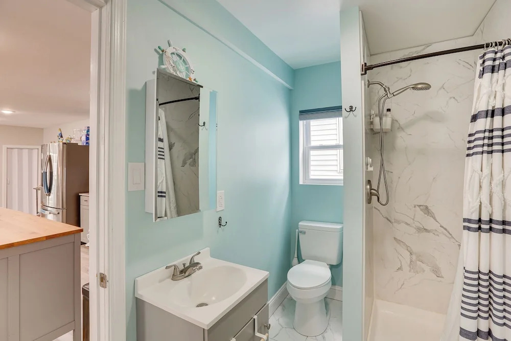 Wildwood Home w/ Deck - Walk to Beach + Boardwalk!