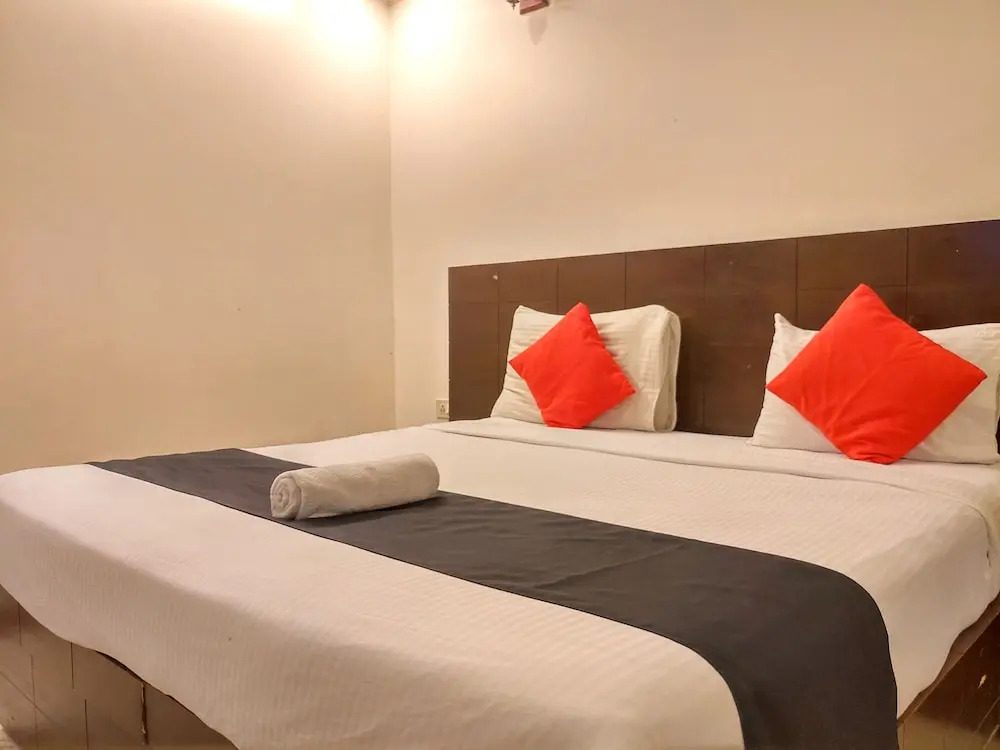 Hotel The INFINTY NEAR DELHI AIRPORT Breakfast,Dinner Include