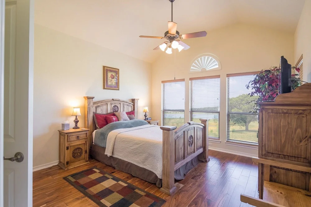 Lakeside Haven 3 Bedrooms 2.5 Bathrooms Townhouse