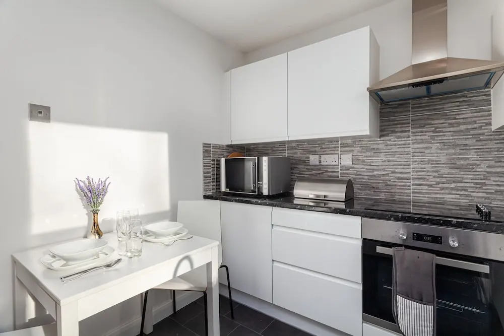 Bright and Modern Shepherd's Bush Gem - ROS