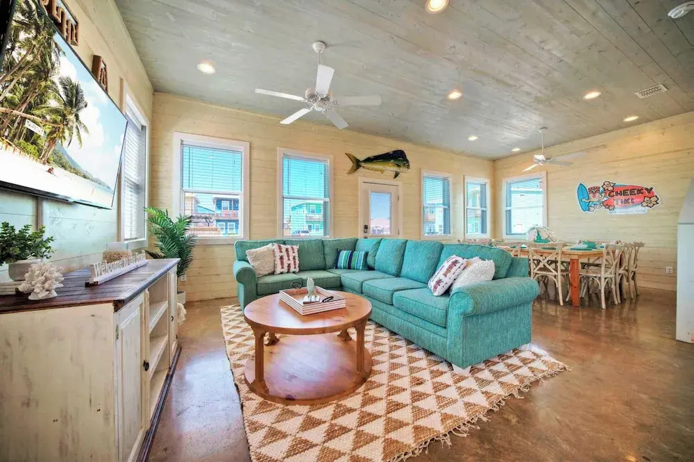 Sleeps 24, 2 Homes Pool, Backyard Tiki Bar, Fire Pit, Cornhole Walk to Beach