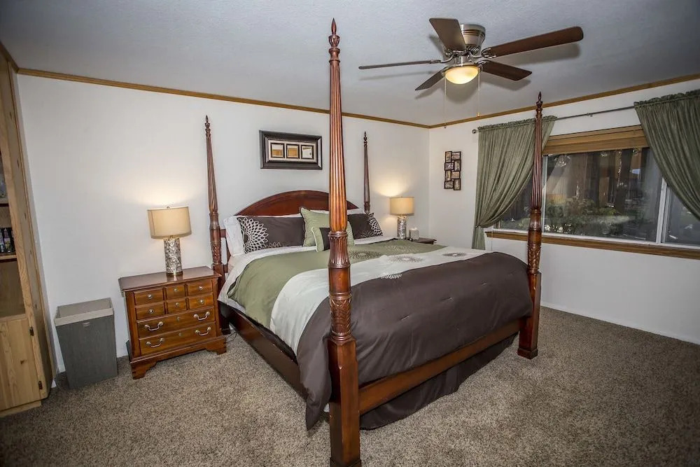 Majestic Pines - 3 Br home by RedAwning