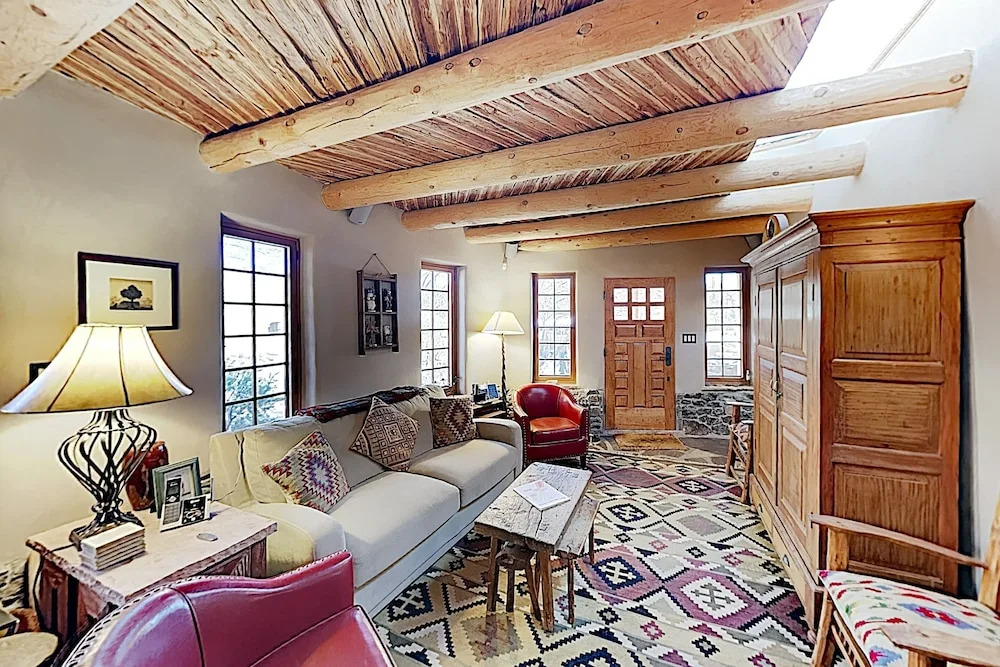 Delightful Home W/ Courtyard, Hot Tub & Fireplaces Home