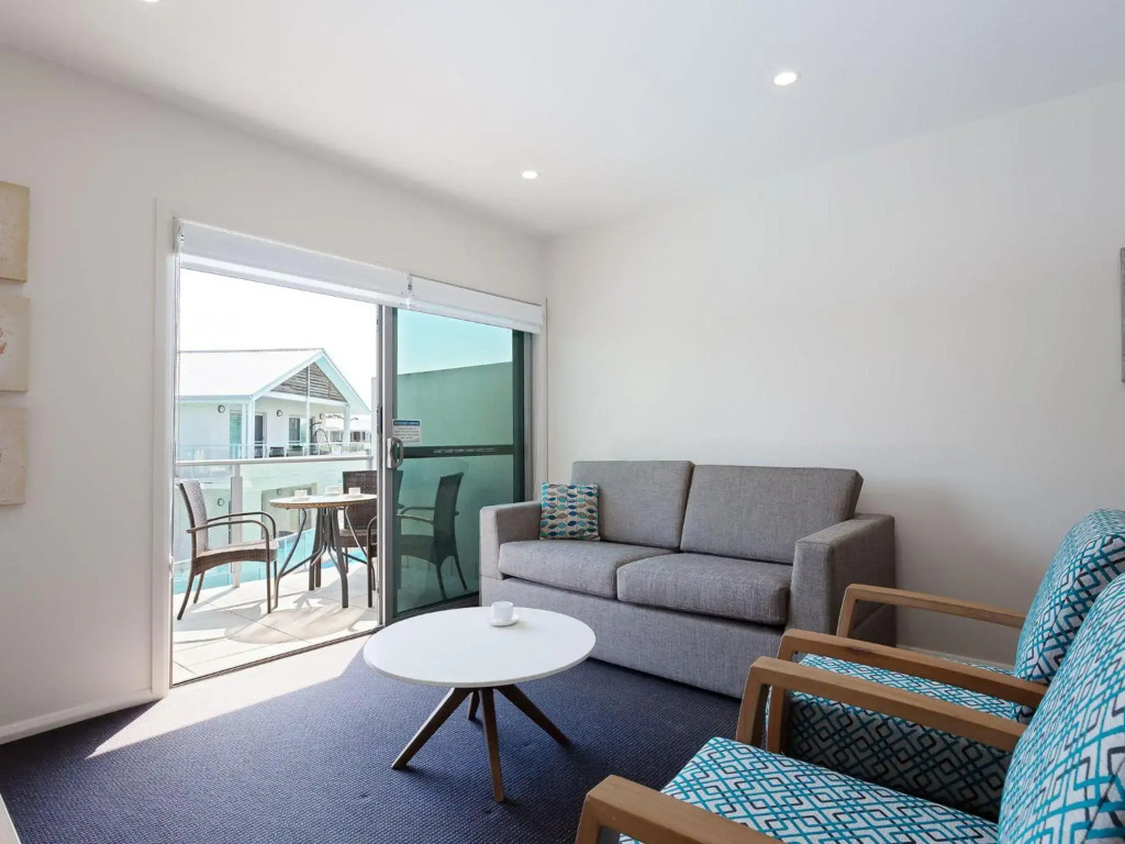 245 Pacific Blue 265 Sandy Point Rd air conditioned unit with resort facilities and linen supplied