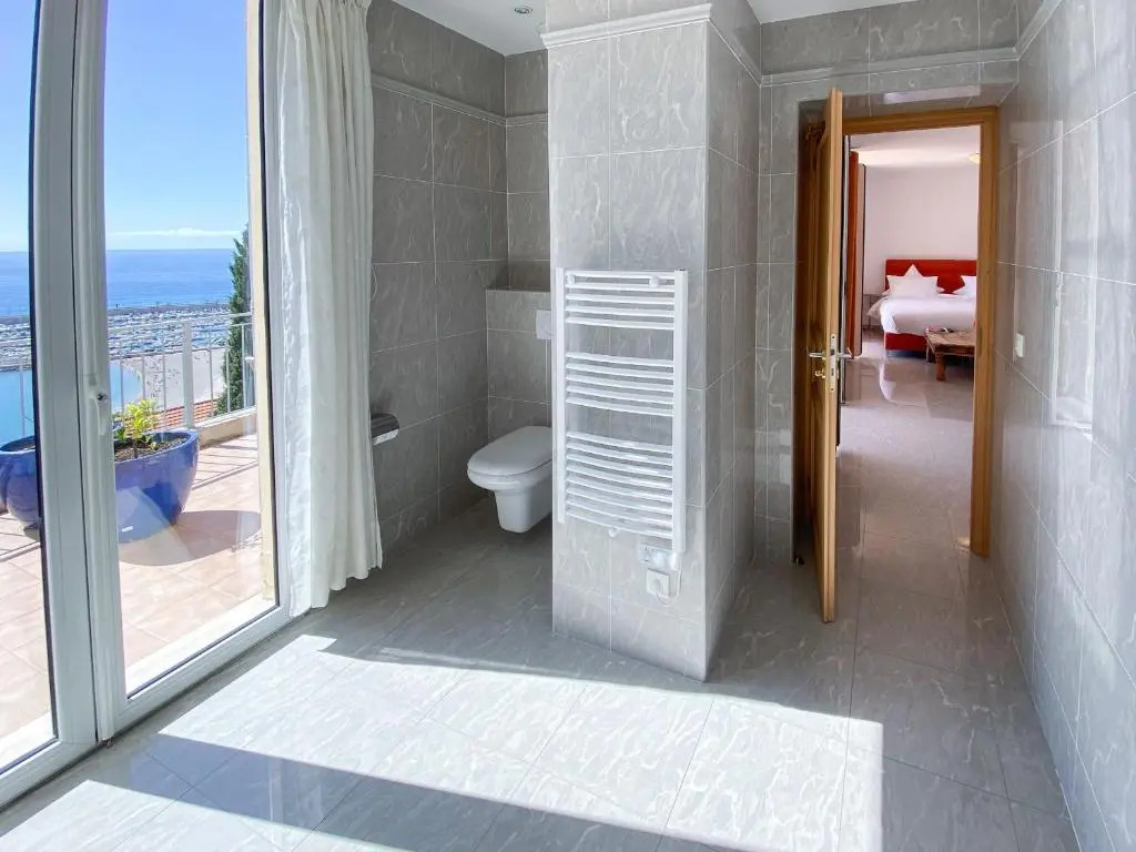 Villa lensoleillée vue panoramique mer, 250m de la plage et du centre ville