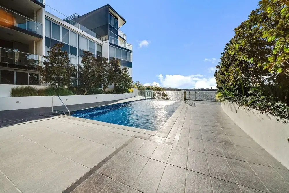 Canberra Lakefront 2-bed With Pool,
