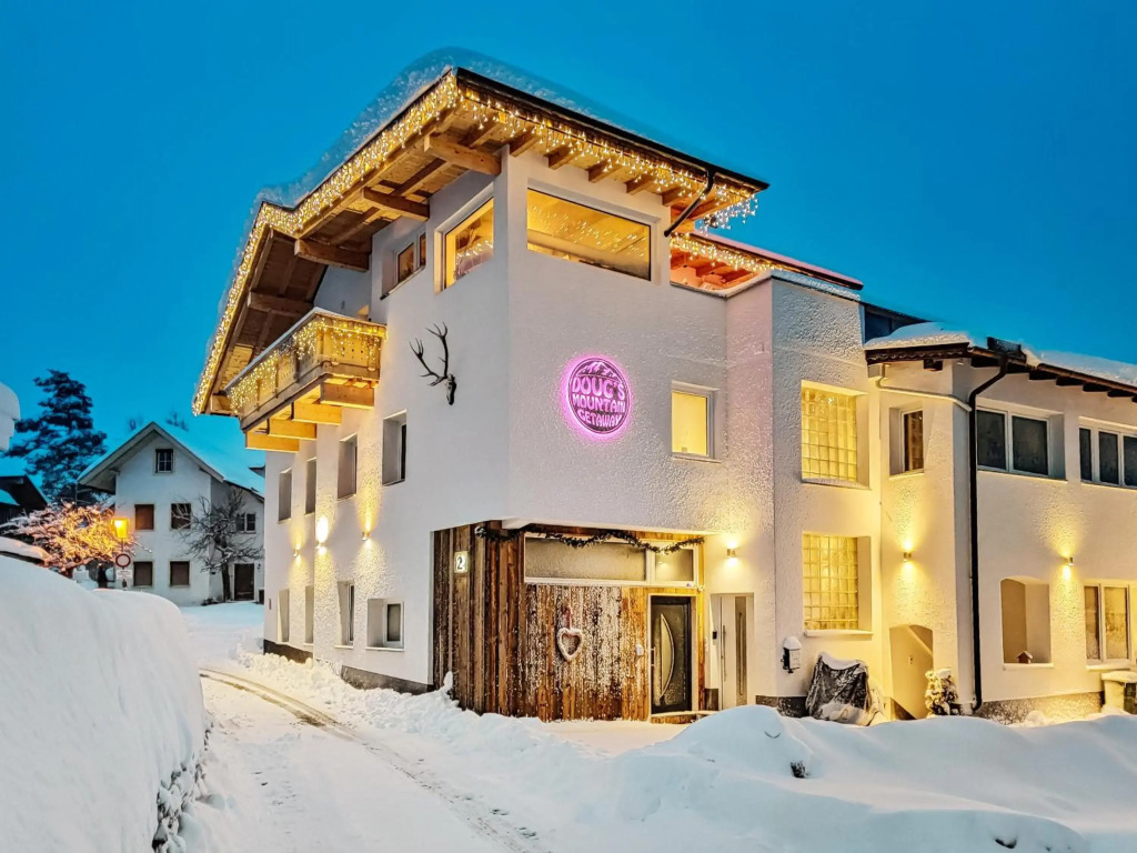 DMG - 'Large, Luxurious Ground Floor' Apartment