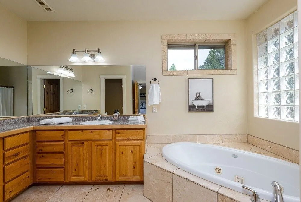 Ponderosa Retreat 4 Bedroom Home by Redawning