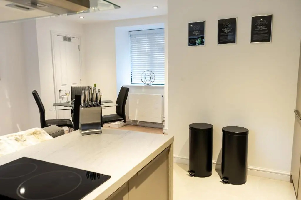 Stylish 2 Bed Apartment, Stunning City Centre Location, with FREE Secure, Gated Parking On-Site & Private WiFi, with Private Entrance & Courtyard Garden & Highly Rated