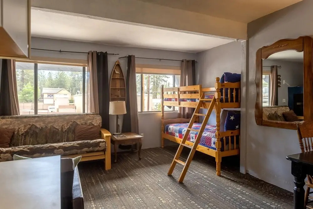 03 - Grizzly Bear 1 Bedroom Home by Redawning