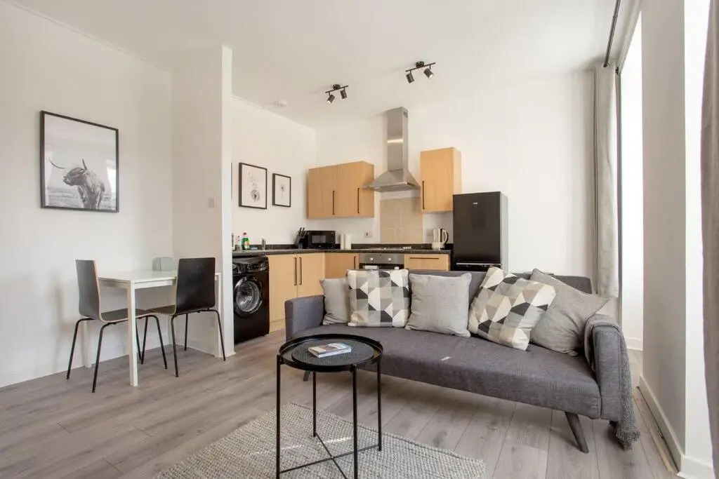 Modern & Bright 1 Bed for 4 Close To City Centre! (Adults Only)