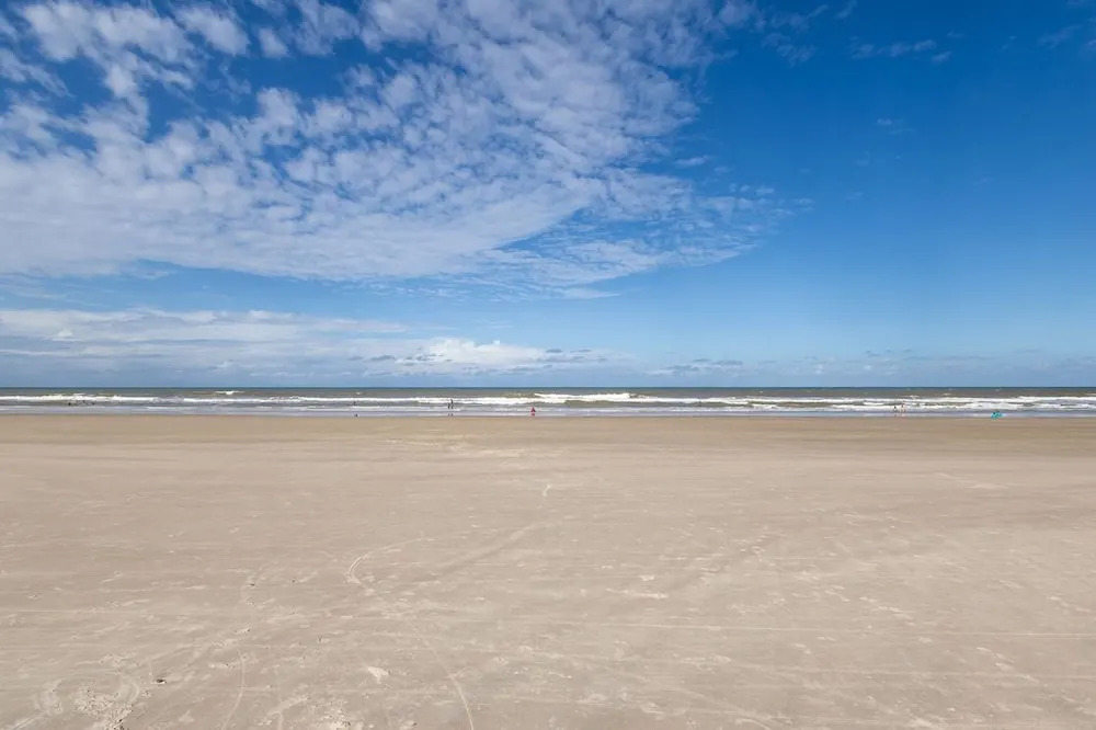 Apto a 300m da Praia do Sul com Piscina e Quadra