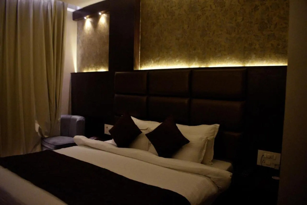 Raas Mahal-Hotel In Jaipur Near Tourist Places