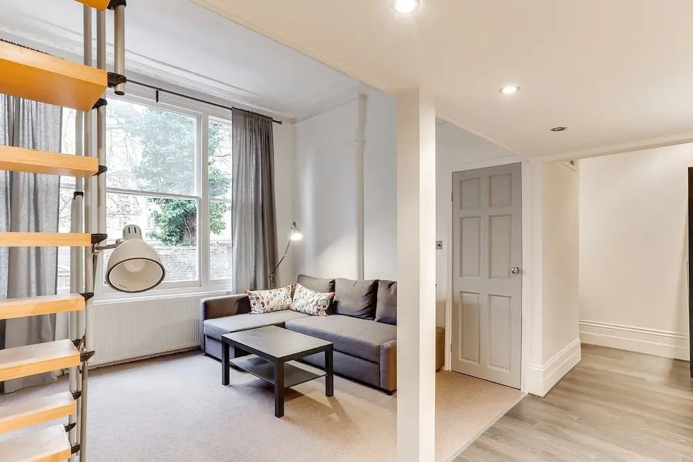 Bright 1BR in Earls' Court W/patio