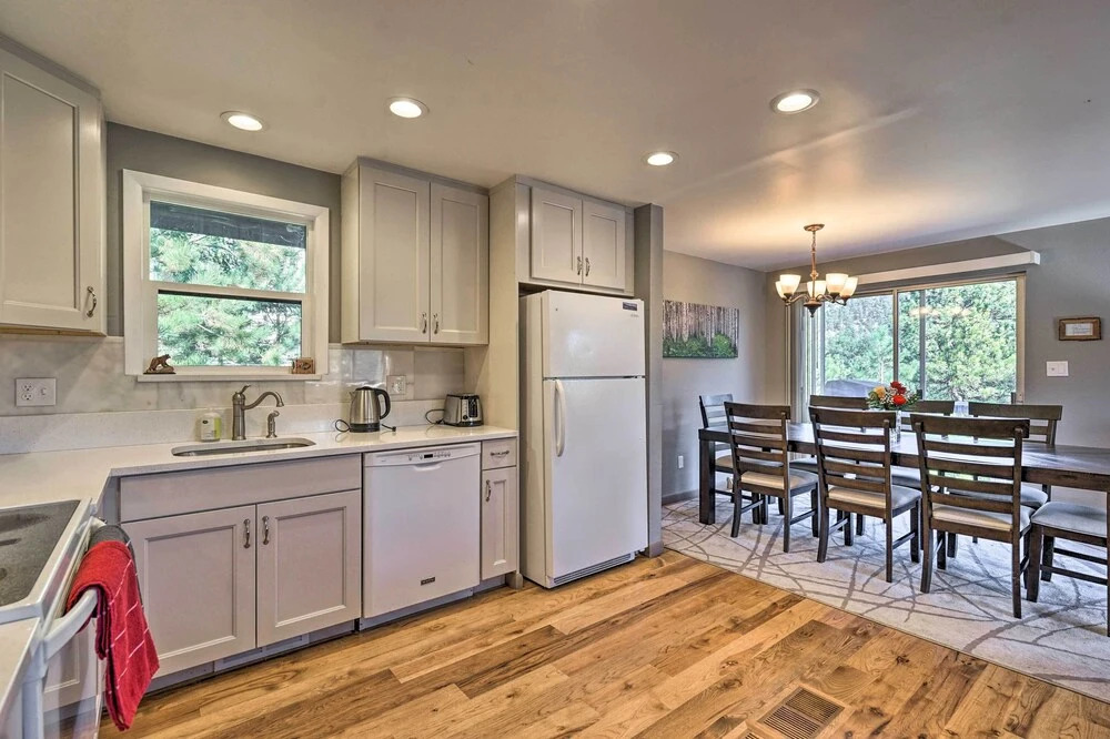 Luxe Updated Home w/ Grill + Hot Tub: 4 Mi to Rmnp