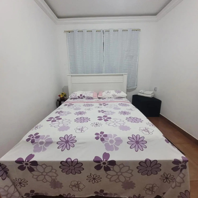 Cantinho do SOSSEGO, a 2 km da praia de Itapuã, no centro da cidade, wifi, ideal para CASAL
