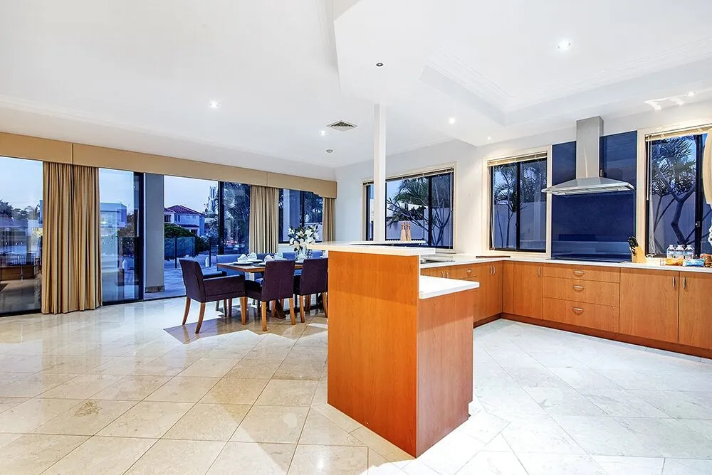 Stunning Lake Front House Amalfi Drive