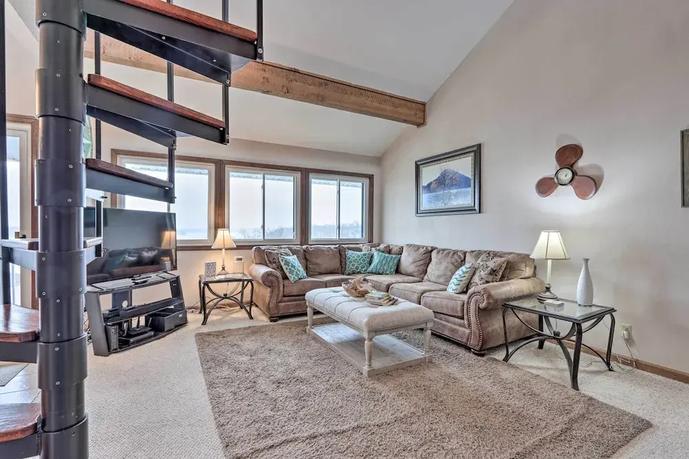 1 Mi to Dining! Lakeside Group Getaway in Ozarks