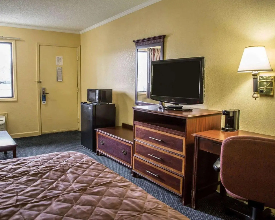 Rodeway Inn & Suites Plymouth Hwy 64