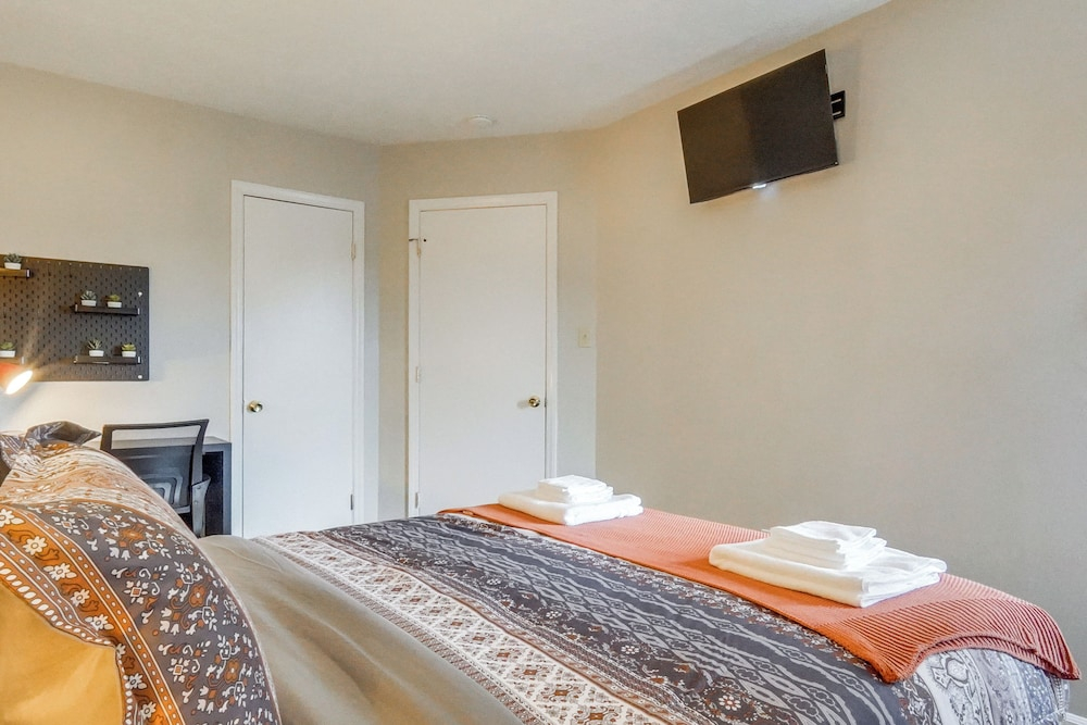 3BD Townhome w/ Patio, 3 Mi to Fort Bragg/liberty