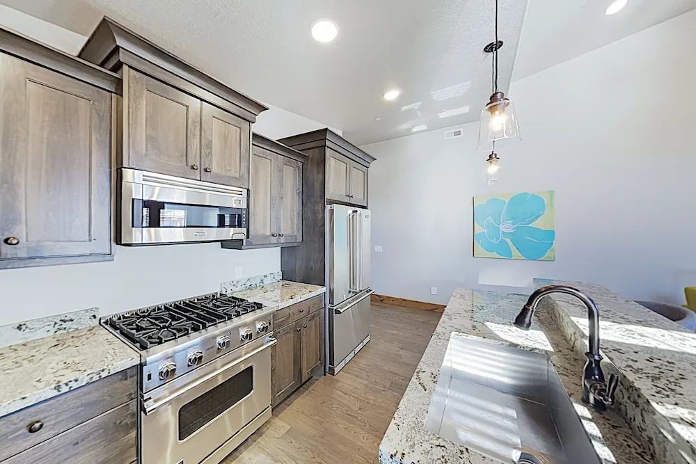 New Listing! Contemporary W/ Lake Views 3 Bedroom Condo