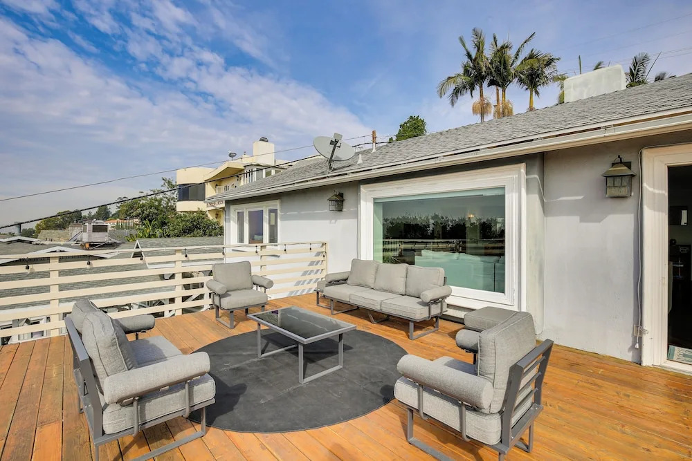 Convenient Whittier Retreat: Furnished Deck, Views