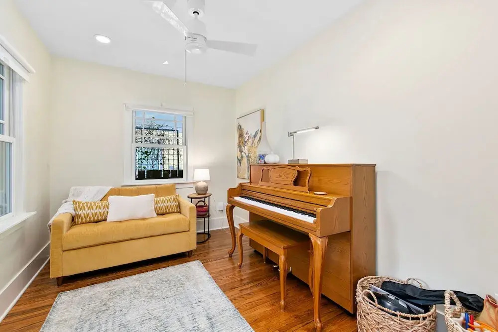 Maple Courtyard - Old Town w/ King Suite & Piano