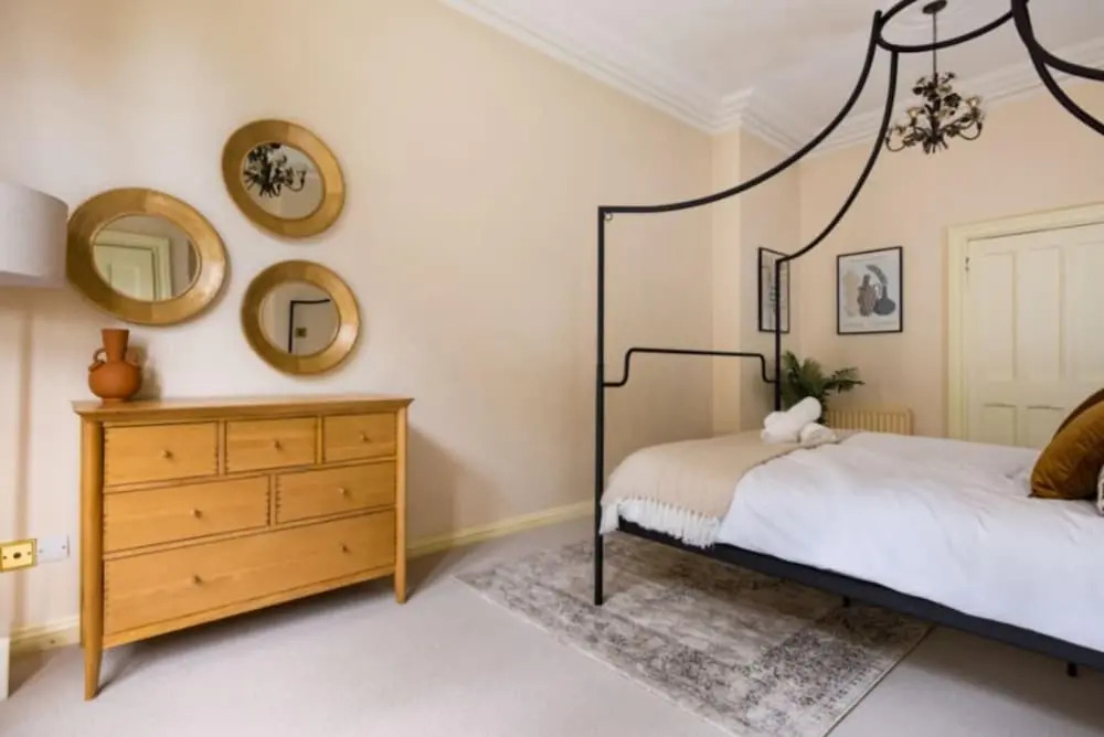 The Woking Wonder - Captivating 3BDR Flat with Parking