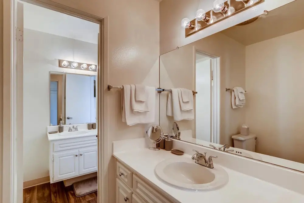 Escape At The Beach - Near Ritz Carlton - Private Entrance - 2BR - Fast WIFI - Free Parking! (MB2)