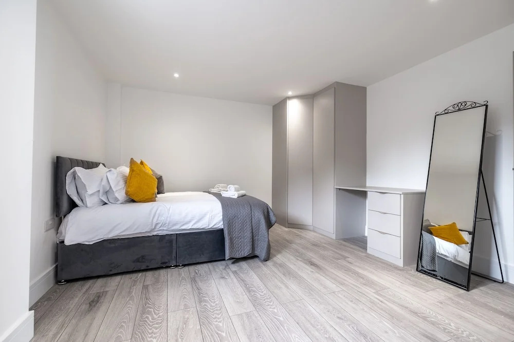Remarkable 2-bed Apartment in Camberley
