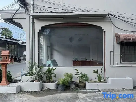 Kingbed ,rftop ,near train station ,3km ThaPae rd.