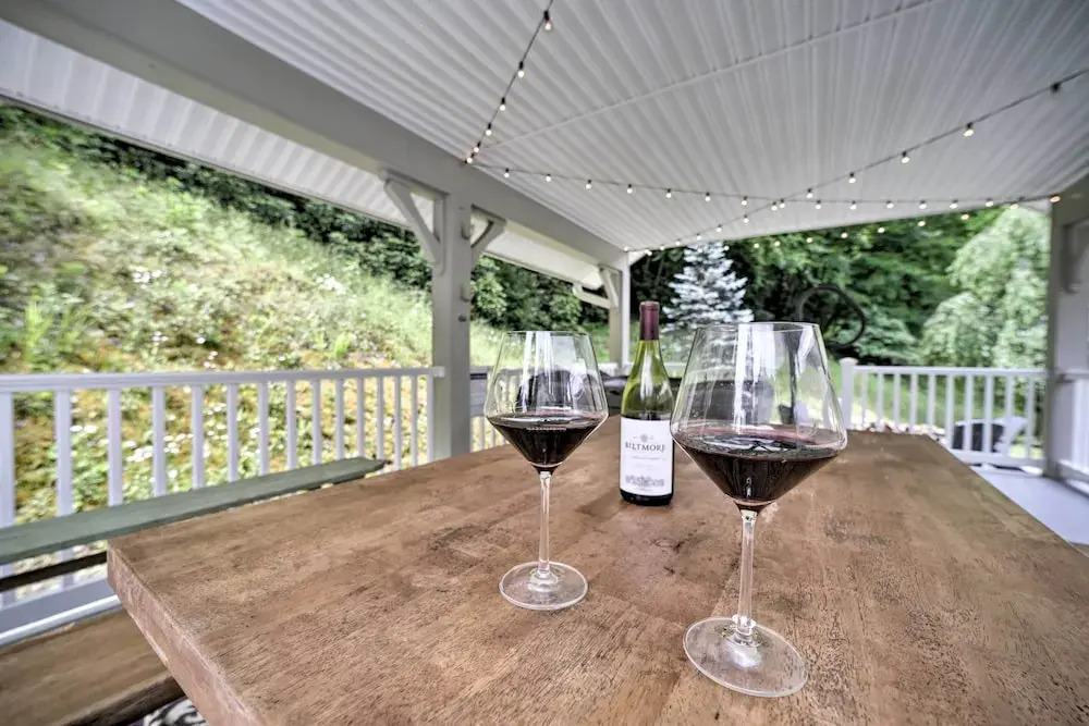 Settlers Mountain Retreat: On-site Hikes & Views!