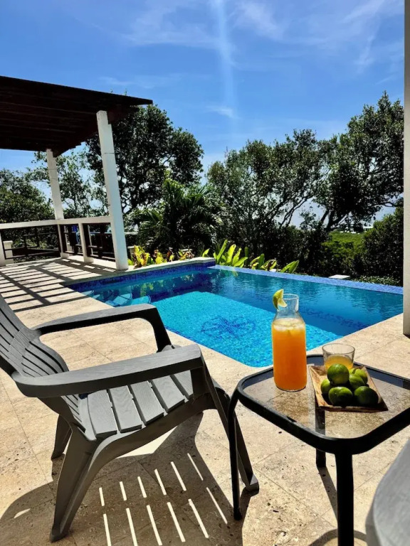 Roatan Infinity Pool and Ocean View Apartment