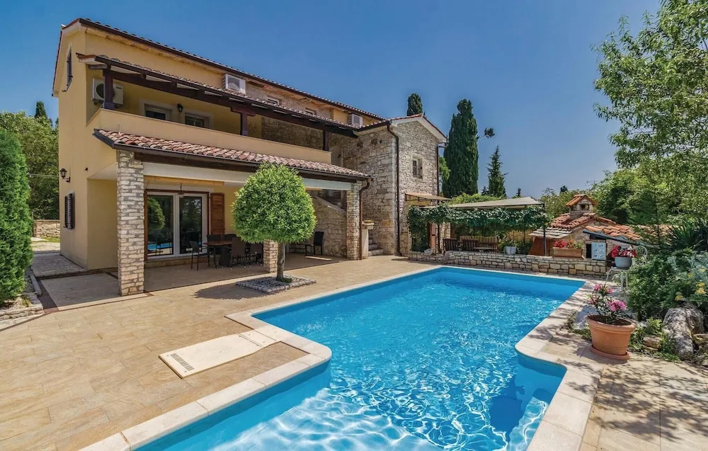 Nice Home in Manjadvorci With Outdoor Swimming Pool, Wifi and Outdoor Swimming Pool