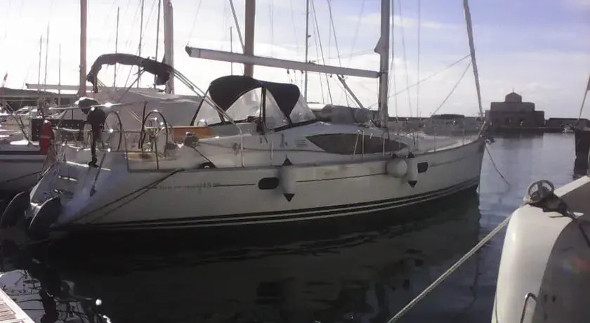 Boat & Breakfast