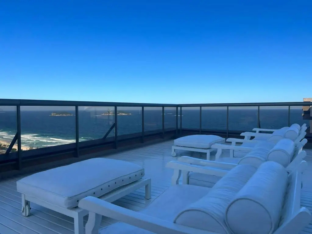 Apartamento em Condominio na Beira da Praia da Barra da Tijuca