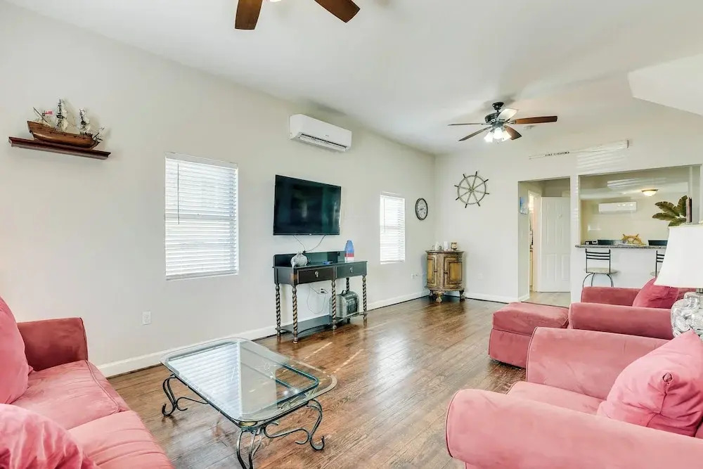 Galveston Vacation Rental: 2 Mi To Pleasure Pier!
