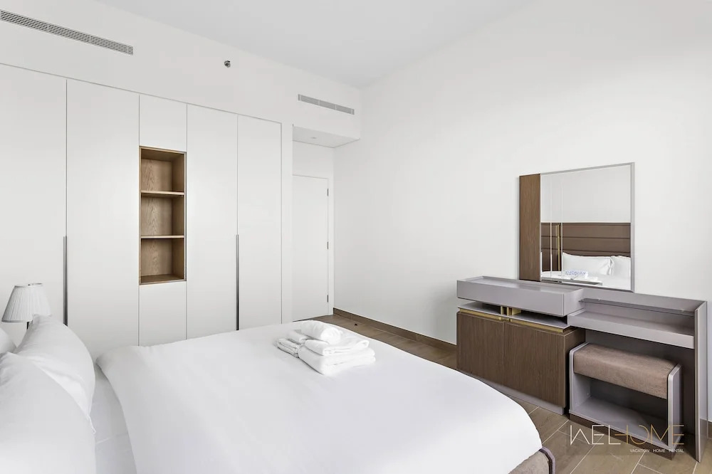 WelHome - Mesmerizing Sea & Burj Khalifa Views Apt at La Voile
