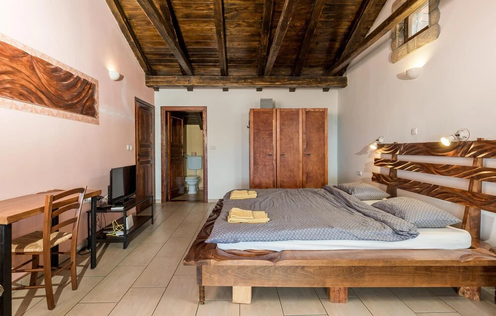 Beautiful Home in Icici With Wifi, 5 Bedrooms and Outdoor Swimming Pool