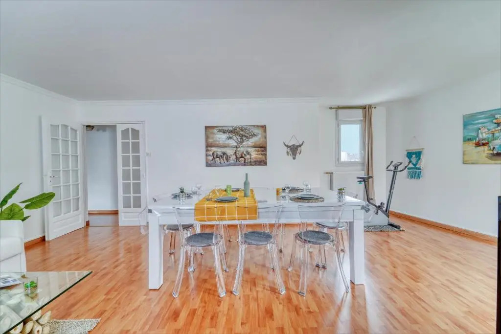 Chic and spacious apart with parking