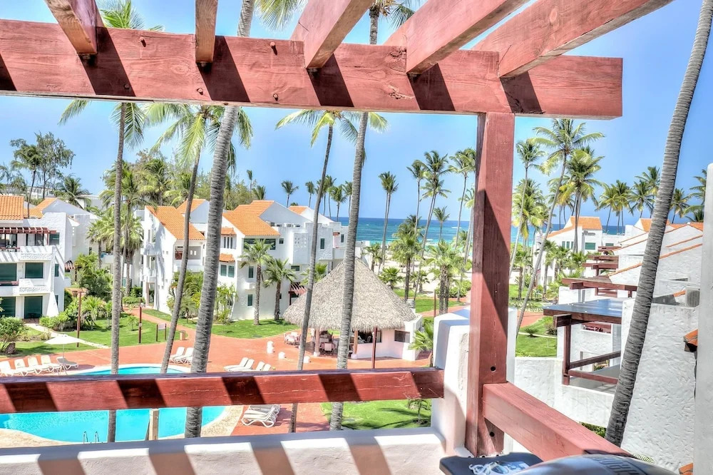 Oceanview Apartment With Large Balcony and Next to the Beach