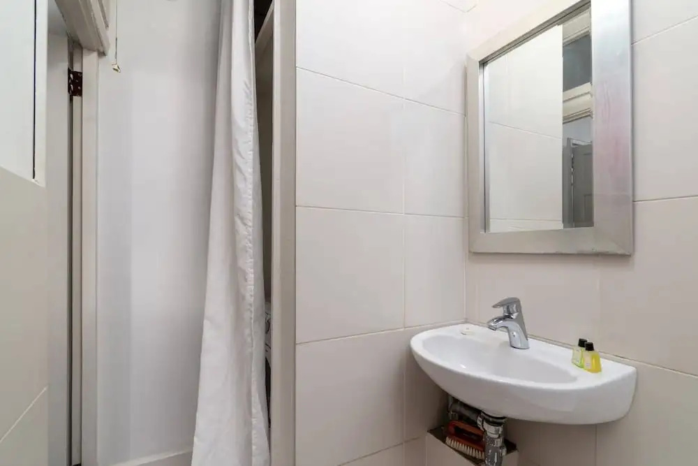 Fantastic 1BR Flat in East London for 2 Guests!