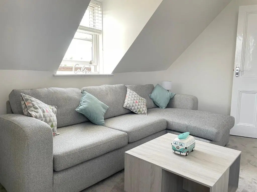 Spacious 3-Bed, Town Centre, Parking, Near Beach